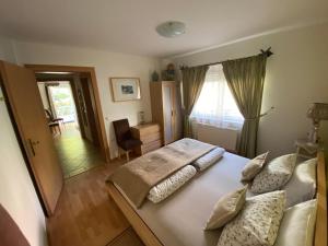 拉什科Apartment BRIONI的一间卧室配有一张大床和枕头