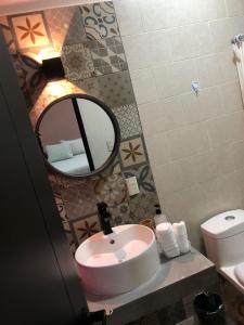 瓦哈卡市Casa Monarca的一间带水槽、镜子和卫生间的浴室