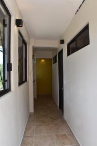 瓦哈卡市Casa Monarca的一条带白色墙壁和绿色墙壁的走廊