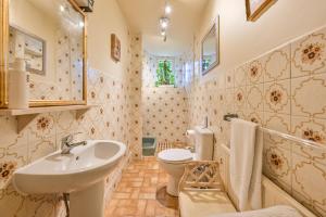 托基The Town House at Muntham- Luxury Holiday Home with Hot Tub的一间带水槽和卫生间的浴室