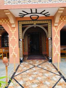 阿伊特本哈杜Hotel Restaurant Hollywood Africa的通往带瓷砖地板的建筑的入口