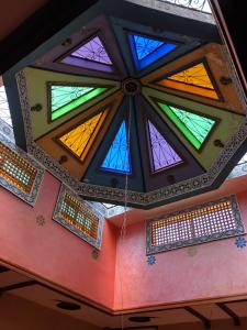 阿伊特本哈杜Hotel Restaurant Hollywood Africa的清真寺内带彩色玻璃窗的天花板