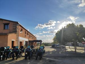 LagarteraEl Huésped del Sevillano AR的停在停车场的一群摩托车