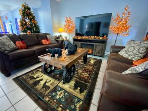 鸽子谷Riverchase Lodge的带沙发和圣诞树的客厅
