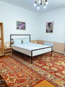 久姆里Unoyan Guest House的一间卧室配有一张床和地毯