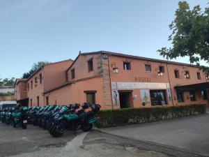 LagarteraEl Huésped del Sevillano AR的停在大楼前的一排摩托车