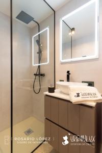 阿尔巴塞特Urbanlux Olimpia Superior的带淋浴和盥洗盆的浴室