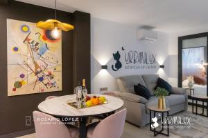 阿尔巴塞特Urbanlux Olimpia Superior的客厅配有桌子和沙发