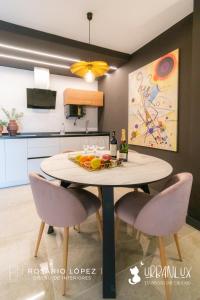 阿尔巴塞特Urbanlux Olimpia Superior的用餐室配有桌椅和绘画作品