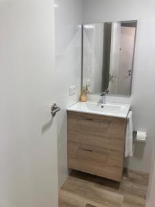 庞特维德拉HyP - A Casa do Correo Vello 1ºB的一间带水槽和镜子的浴室