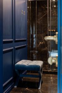 亚列姆切Poderey Villas的蓝色的浴室,淋浴前配有凳子