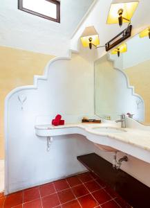 梅里达VILLA MERIDA BOUTIQUE HOTEL - Adults Only的一间带水槽和镜子的浴室