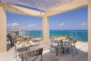 罗希姆诺Batis Beach Hotel的海景餐厅