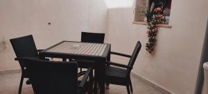 圣维托诺曼Casa vacanza的墙上花房里的桌椅