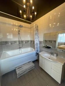 基辅Viktoriya Family 2 Country complex的带浴缸和盥洗盆的大浴室