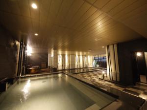 姬路胜别姬路城堡酒店的大楼内的大型游泳池