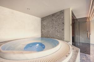 奥埃酒庄苏尔莱斯萨特斯度假屋的浴室内设有带蓝色球的浴缸