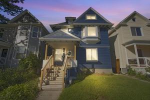 底特律Pet Friendly 5BR Home near Downtown Detroit的三座房子,有一栋蓝色的房子