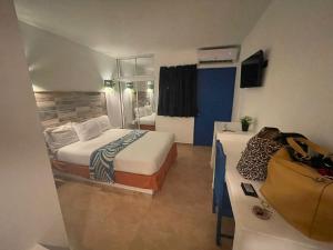 拉罗马纳Nuovo Hotel Playa Catalina的酒店客房设有两张床和电视。