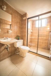 波哥大Apartamentos Galerías的浴室配有卫生间、淋浴和盥洗盆。