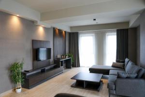 萨卡里亚Hotel54 Luxury Suite的带沙发和电视的客厅
