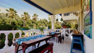 圣安德烈斯阳光海岸宾馆的一个带桌椅的庭院,棕榈树