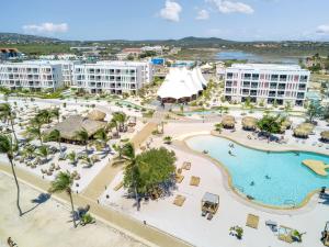 克拉伦代克Chogogo Dive & Beach Resort Bonaire的享有带游泳池的度假村的空中景致