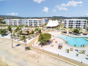 克拉伦代克Chogogo Dive & Beach Resort Bonaire的享有度假村和海滩的空中景致