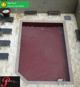 圣保罗布瑞妮高级公寓酒店的瓷砖地板上的一个大型红色水池