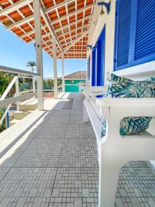 阿布拉奥Pousada Costa Verde的一个带蓝色门和长椅的门廊