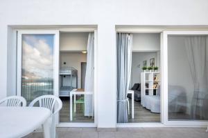 拉拉古纳Brisas de Jover的一间带滑动玻璃门的客厅和一间餐厅