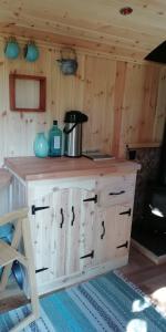 彻奇斯特雷顿Sapphire forest garden shepherd’s hut的小屋内的厨房配有木制台面