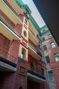 费城Mint House at The Divine Lorraine Hotel - Philadelphia的红砖建筑,上面有标志