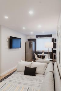 渥太华Modern, Luxurious Apartment near Downtown Ottawa的带沙发和平面电视的客厅