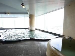 富士哈克兰德司库广场酒店内部或周边的泳池