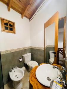 圣克莱门特雷图尤Cabañas Playa del Sol的一间带卫生间和水槽的浴室
