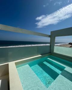 曼克拉Hotel Del Mar Mancora的阳台设有游泳池,享有海景