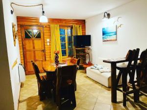 圣克莱门特雷图尤Cabañas Playa del Sol的客厅配有桌子和沙发