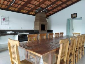 卡皮托利乌Rancho do Pedro的厨房配有大型木桌和椅子