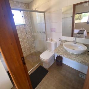 圣安娜杜里亚舒Pousada Cipó Cana的浴室配有卫生间、盥洗盆和淋浴。