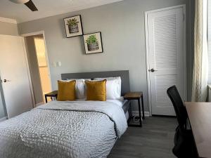 亚特兰大Home Away from Home Condo Downtown ATL 16th floor的一间卧室配有一张带黄色枕头的床