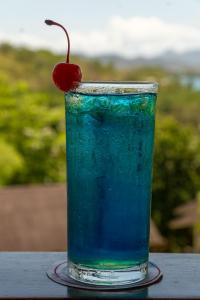 科隆亚洲汇景酒店的桌上的一杯蓝饮料和樱桃