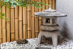 京都Uguisuan 鶯庵的围栏前的石鸟喂食者