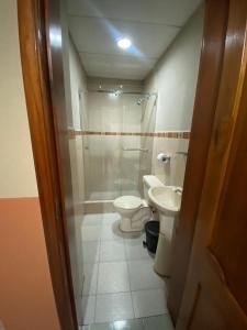 昆卡Hostal el Paraíso的带淋浴、卫生间和盥洗盆的浴室