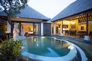 塞米亚克巴厘岛赛亚斯套房酒店的别墅后院的游泳池