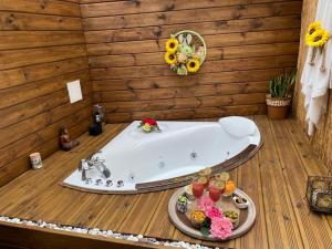 圣勒Leu Cocon的一间带花卉和甜点浴缸的浴室