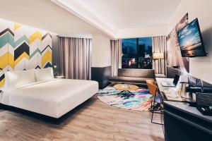 吉隆坡吉隆坡杂志酒店的酒店客房设有一张床、一张书桌和一台电视机。