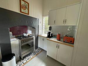 史丹霍普Finney Cottage的一间带炉灶的厨房 窗边的顶部烤箱