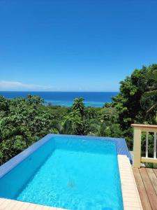 罗阿坦Turquoise view villa with pool!的海景游泳池
