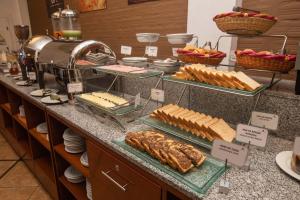 普诺普诺标准卡萨安迪娜酒店的自助餐,包括面包和糕点在柜台